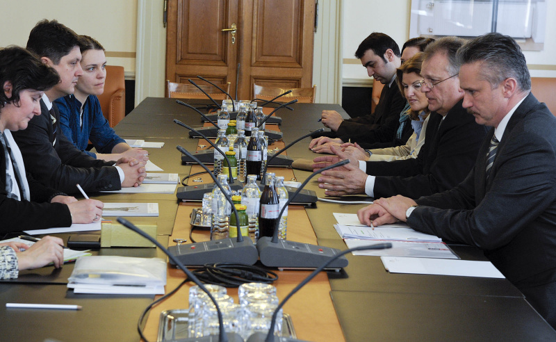 Aussprache. Linke Bildhälfte: rumänische Delegation mit Titus Corlatean - Obmann des Außenpolitischen Ausschusses des rumänischen Senats (2.v.li.). Rechte Bildhälfte: österreichische Delegation v.li. Yilmaz Kara - Parlamentsdirektion, Mag. Heike Malicek - Parlamentsdirektion, Dr. Alice Alsch-Harrant - Bundesratsvizedirektorin, Gottfried Kneifel - Bundesratspräsident und Günther Köberl - Bundesratsmitglied