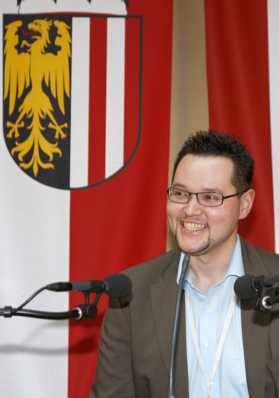 Veranstaltungsteilnehmer am Rednerpult