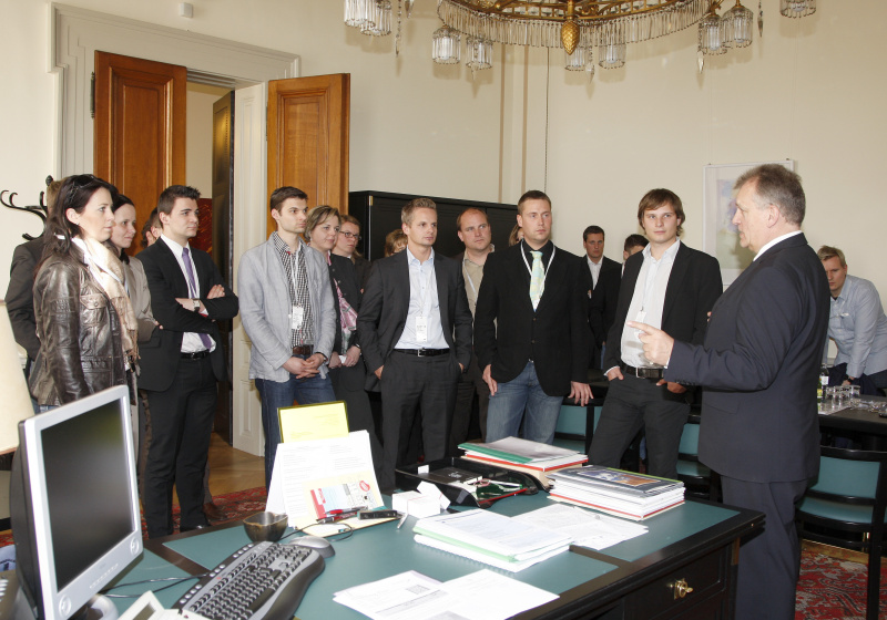 Gottfried Kneifel - Präsident des Bundesrates (1.v.re) und VeranstaltungsteilnehmerInnen