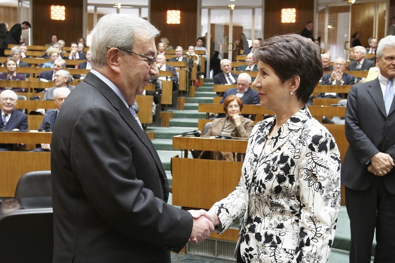 Nationalratspräsidentin Mag.a Barbara Prammer (re.)  begrüßt Jewgeni Maximowitsch Primakow - ehemaliger Außenminister bzw. Ministerpräsident Russlands