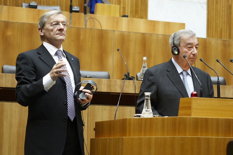 v.li: Dr.Wolfgang Schüssel - Nationalratsabgeordneter und Präsident der Österreichischen Gesellschaft für Außenpolitik und die Vereinten Nationen und Jewgeni Maximowitsch Primakow - ehemaliger Außenminister bzw. Ministerpräsident Russlands am Rednerpult