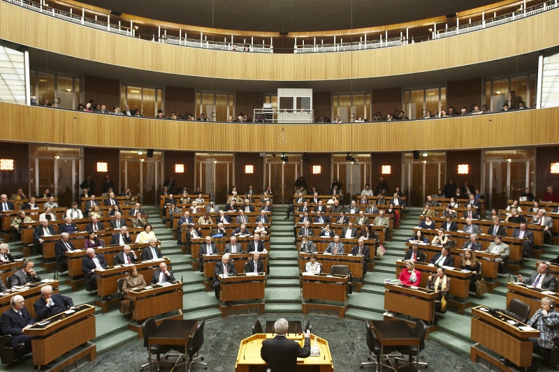 Jewgeni Maximowitsch Primakow - ehemaliger Außenminister bzw. Ministerpräsident Russlands am Rednerpult