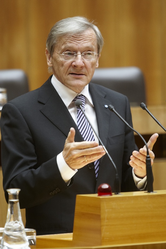 Dr.Wolfgang Schüssel - Nationalratsabgeordneter und Präsident der Österreichischen Gesellschaft für Außenpolitik und die Vereinten Nationen am Rednerpult