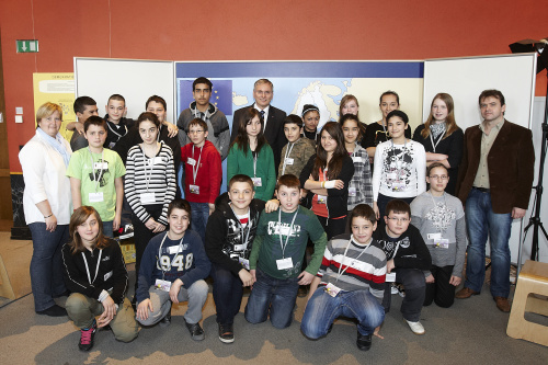 Alois Stöger - Gesundheitsminister(Mitte) mit den SchülerInnen der KMS Knöllgasse 61