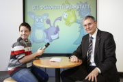 Alois Stöger - Gesundheitsminister beim Interview mit einem Schüler