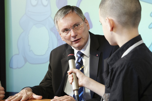 Alois Stöger - Gesundheitsminister beim Interview mit einem Schüler