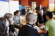 Alois Stöger - Gesundheitsminister (2.v.re.) im Gespräch mit SchülerInnen
