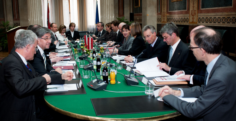 Aussprache. Linke Bildhälfte: ungarische Delegation. Rechte Bildhälfte: v.li. Dr. Joseph Wirnsperger - Parlamentsdirektion, Dr.in Brigitte Brenner - Parlamentsdirektion, Helfried Carl, Veranstaltungsteilnehmer, Mag.a Barbara Prammer - Nationalratspräsidentin, Veranstaltungsteilnehmerin; Dr. Georg Posch - Parlamentsdirektor, Mag. Alexis Wintoniak - Parlamentsvizedirektor und Dr. Wolfgang Hofstätter - Parlamentsdirektion