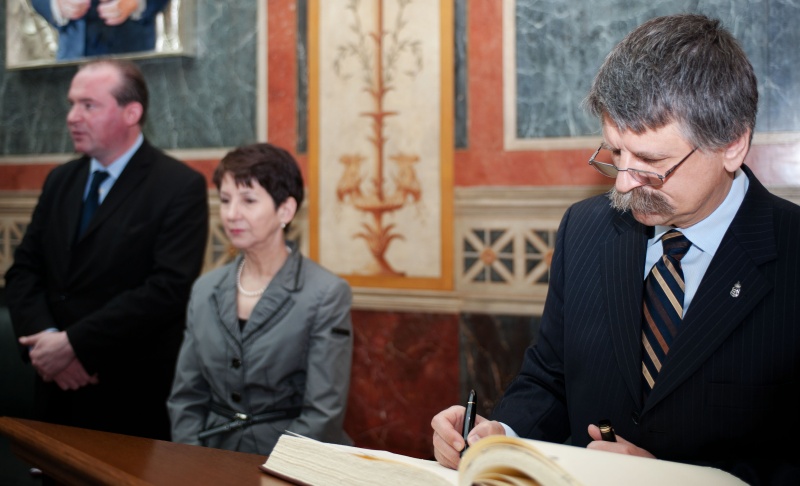 v.li. v.li. Vince Szalay Bobrovniczky - Ungarischer Botschafter, Mag.a Barbara Prammer - Nationalratspräsidentin und Laszlo Köver - Ungarischer Parlamentspräsident beim Eintrag in das Gästebuch