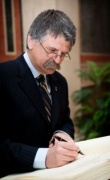 Laszlo Köver - Ungarischer Parlamentspräsident beim Eintrag in das Gästebuch