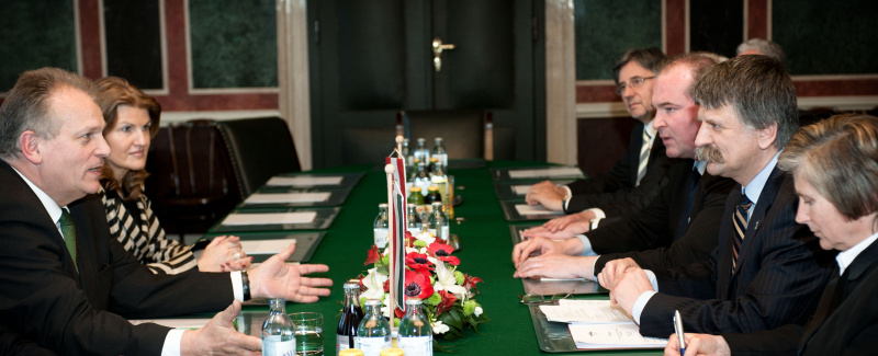 Linke Bildhälfte: Österreichische Delegation v.li. Gottfried Kneifel - Bundesratspräsident und Dr. Alice Alsch-Harrant - Bundesratsvizedirektorin. Rechte Bildhälfte: Ungarische Delegation mit Laszlo Köver - Ungarischer Parlamentspräsident (2.v.re.)