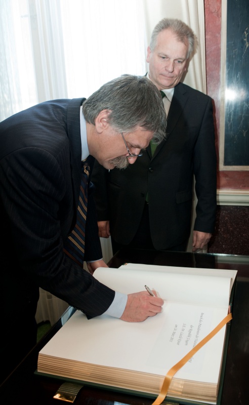 v.li. Laszlo Köver - Ungarischer Parlamentspräsident beim Eintrag in das Gästebuch. Im Hintergrund Gottfried Kneifel - Bundesratspräsident
