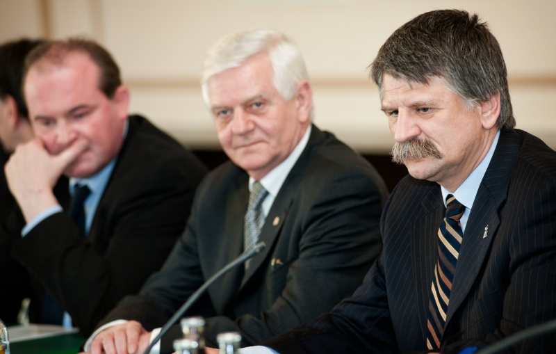 Ungarische Delegation mit Laszlo Köver - Ungarischer Parlamentspräsident (1.v.re.)