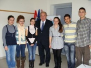 Fritz Neugebauer - Zweiter Nationalratspräsident (4.v.li.) mit SchülerInnen der "Peter Mahringer Schule" in Shkodra