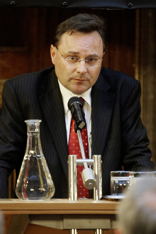 Univ.-Prof. Dr. Michael Gehler - Historiker am Rednerpult