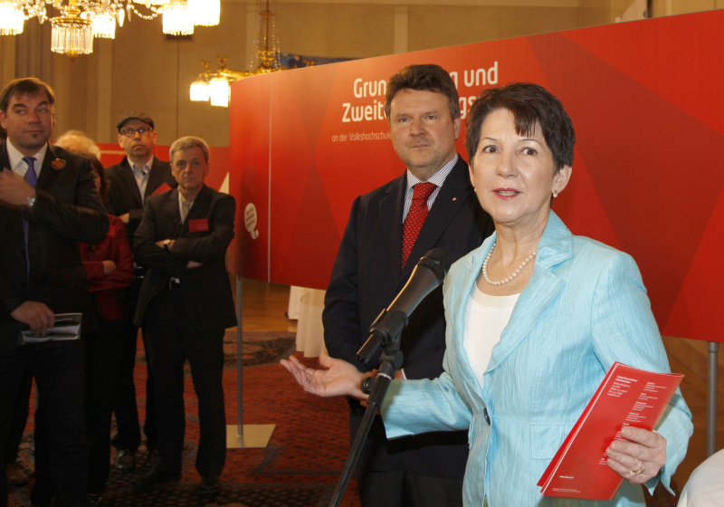 Mag.a Barbara Prammer - Präsidentin des Nationalrates begrüßt die VeranstaltungsteilnehmerInnen. Im Hintergrund Dr. Michael Ludwig - Stadtrat von Wien