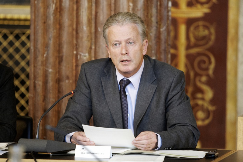 Dr. Reinhold Mitterlehner - Bundesminister für Wirtschaft, Familie und Jugend im Ausschuss