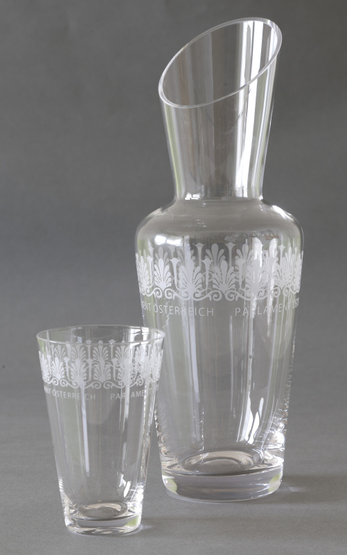 Sandgestrahlte Wasserkaraffe mit Glas. Schriftzug Parlament Österreich