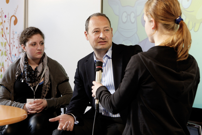 Mag. Andreas Schieder - Staatssekretär im Bundesministerium für Finanzen beantwortet Fragen der Schülerinnen der 4A des BRG 7, Kandlgasse