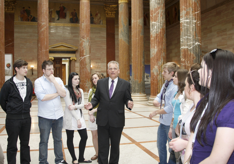 Gottfried Kneifel - Präsident des Bundesrates (Mitte) und SchülerInnen der Tourismusschulen Salzkammergut