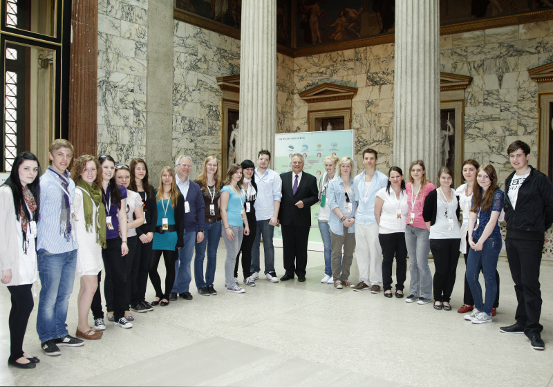Gottfried Kneifel - Präsident des Bundesrates (Mitte) und SchülerInnen der Tourismusschulen Salzkammergut