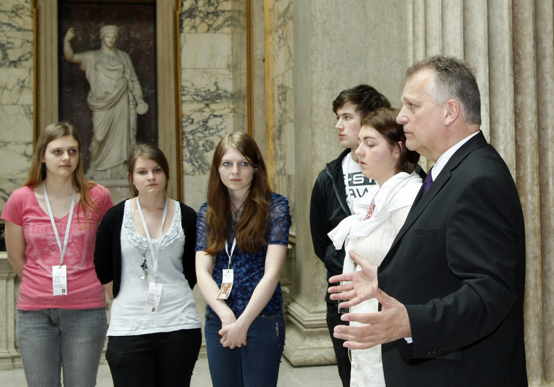 Gottfried Kneifel - Präsident des Bundesrates  (re.) und SchülerInnen der Tourismusschulen Salzkammergut