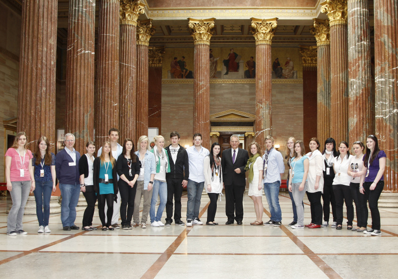 Gottfried Kneifel - Präsident des Bundesrates (Mitte) und SchülerInnen der Tourismusschulen Salzkammergut
