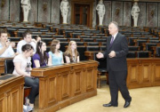 Gottfried Kneifel - Präsident des Bundesrates (re) und SchülerInnen der Tourismusschulen Salzkammergut