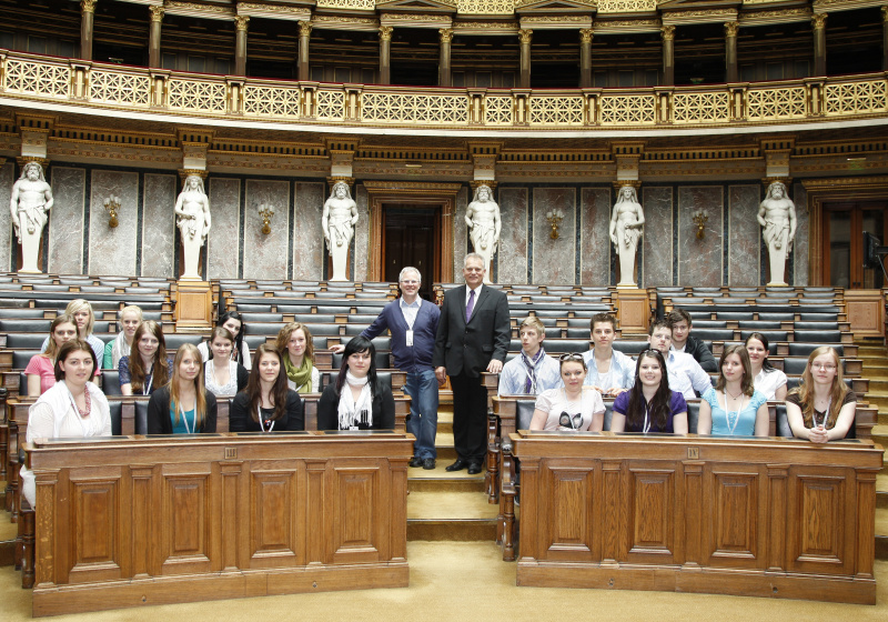 Gottfried Kneifel - Präsident des Bundesrates (Mitte re) und SchülerInnen der Tourismusschulen Salzkammergut