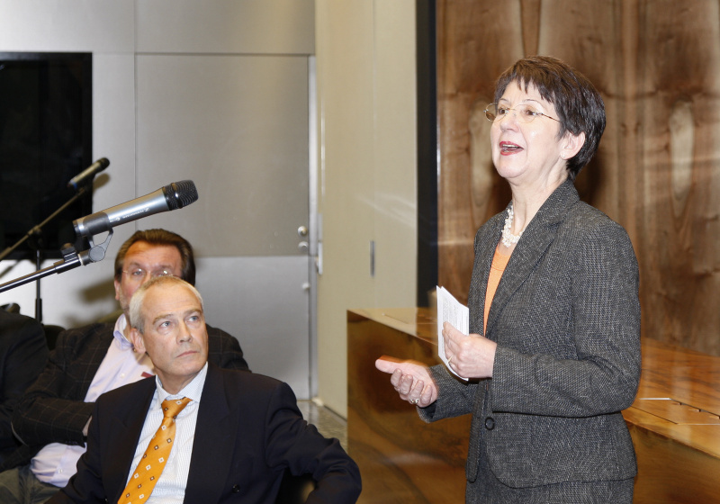 Nationalratspräsidentin Mag.a Barbara Prammer (re) begrüßt die VeranstaltungsteinehmerInnen