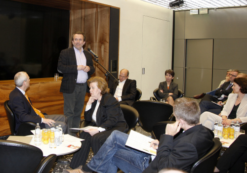 Fritz Hausjell - Institut für Kommunikationswissenschaft Universität Wien am Mikrofon