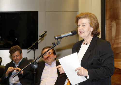 Astrid Zimmermann - Generalsekretärin Presseclub Concordia am Mikrofon