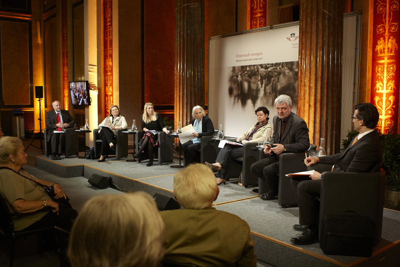 Podium v.li.: Wolfgang Lutz - Direktor des Wiener Instituts für Demografie, Österreichische Akademie der Wissenschaften, Anneliese Kitzmüller -Nationalratsabgeordnete, Elisabeth Hakel - Nationalratsabgeordnete, Moderatorin Anneliese Rohrer - Journalistin, Gabriele Tamandl - Nationalratsabgeordnete, Karl Öllinger - Nationalratsabgeordneter und Ing. Rober Lugar - Nationaratsabgeordneter