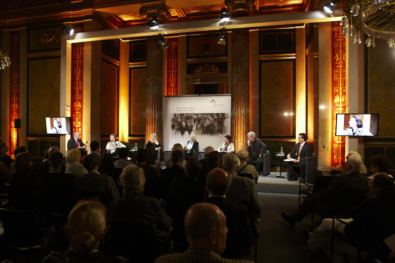Podium v.li.: Wolfgang Lutz - Direktor des Wiener Instituts für Demografie, Österreichische Akademie der Wissenschaften, Anneliese Kitzmüller -Nationalratsabgeordnete, Elisabeth Hakel - Nationalratsabgeordnete, Moderatorin Anneliese Rohrer - Journalistin, Gabriele Tamandl - Nationalratsabgeordnete, Karl Öllinger - Nationalratsabgeordneter und Ing. Rober Lugar - Nationaratsabgeordneter
