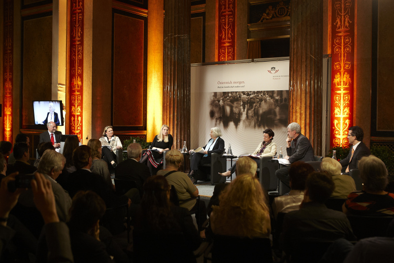 Podium v.li.: Wolfgang Lutz - Direktor des Wiener Instituts für Demografie, Österreichische Akademie der Wissenschaften, Anneliese Kitzmüller -Nationalratsabgeordnete, Elisabeth Hakel - Nationalratsabgeordnete, Moderatorin Anneliese Rohrer - Journalistin, Gabriele Tamandl - Nationalratsabgeordnete, Karl Öllinger - Nationalratsabgeordneter und Ing. Rober Lugar - Nationaratsabgeordneter