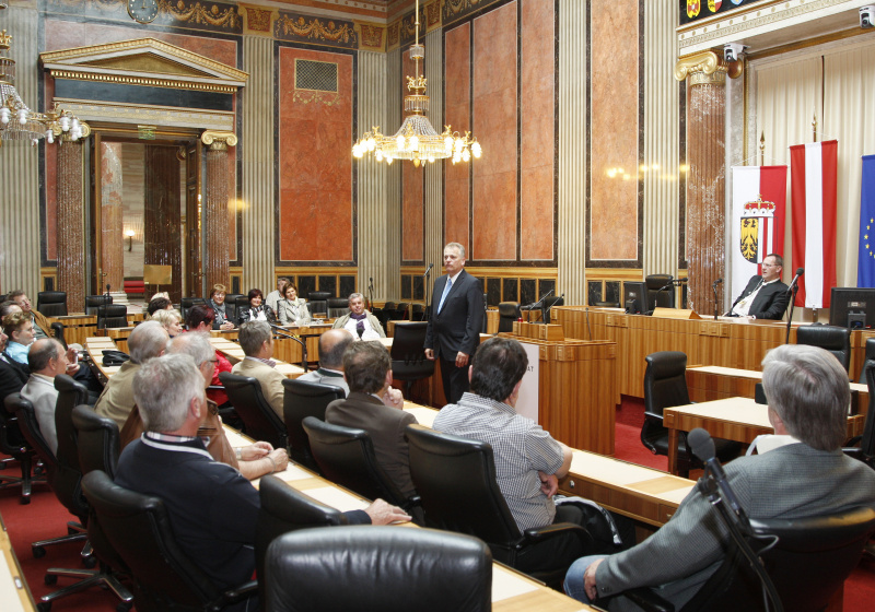 Gottfried Kneifel - Präsident des Bundesrates (neben Rednerpult) und VeranstaltungsteilnehmerInnen