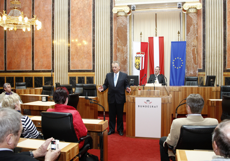 Gottfried Kneifel - Präsident des Bundesrates (neben Rednerpult) und VeranstaltungsteilnehmerInnen