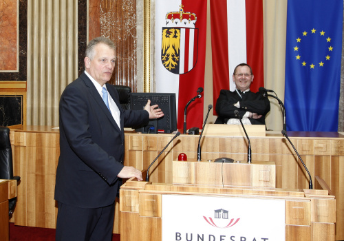 v.li. Gottfried Kneifel - Präsident des Bundesrates und ein Veranstaltungsteilnehmer am Präsidium