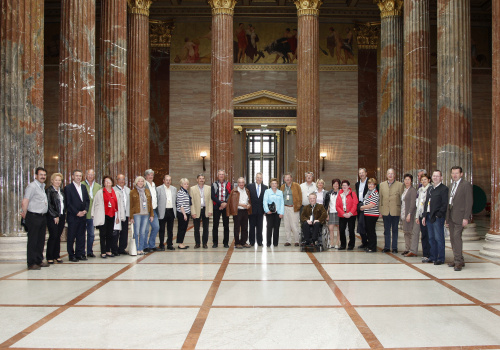 Gruppenfoto mit Gottfried Kneifel - Präsident des Bundesrates (16.v.re.) und den VeranstaltungsteilnehmerInnen