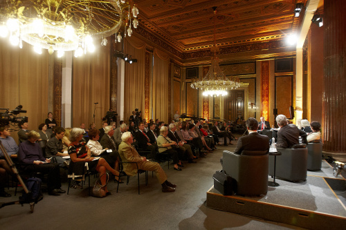 Podium v.li.: Wolfgang Lutz - Direktor des Wiener Instituts für Demografie, Österreichische Akademie der Wissenschaften, Anneliese Kitzmüller -Nationalratsabgeordnete, Elisabeth Hakel - Nationalratsabgeordnete, Moderatorin Anneliese Rohrer - Journalistin, Gabriele Tamandl - Nationalratsabgeordnete, Karl Öllinger - Nationalratsabgeordneter und Ing. Rober Lugar - Nationaratsabgeordneter