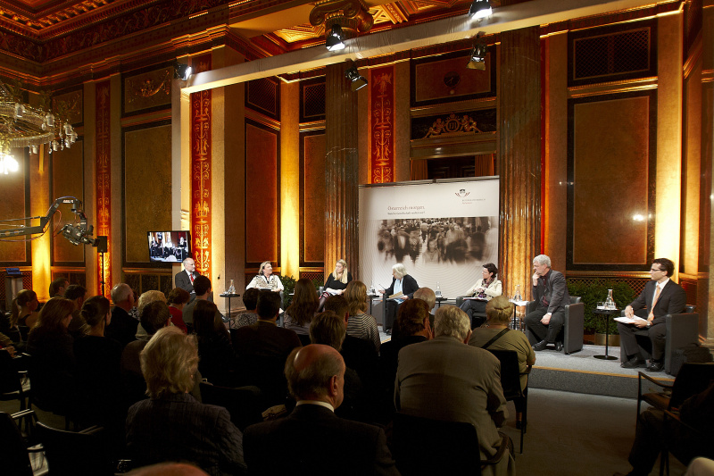 Podium v.li.: Wolfgang Lutz - Direktor des Wiener Instituts für Demografie, Österreichische Akademie der Wissenschaften, Anneliese Kitzmüller -Nationalratsabgeordnete, Elisabeth Hakel - Nationalratsabgeordnete, Moderatorin Anneliese Rohrer - Journalistin, Gabriele Tamandl - Nationalratsabgeordnete, Karl Öllinger - Nationalratsabgeordneter und Ing. Rober Lugar - Nationaratsabgeordneter