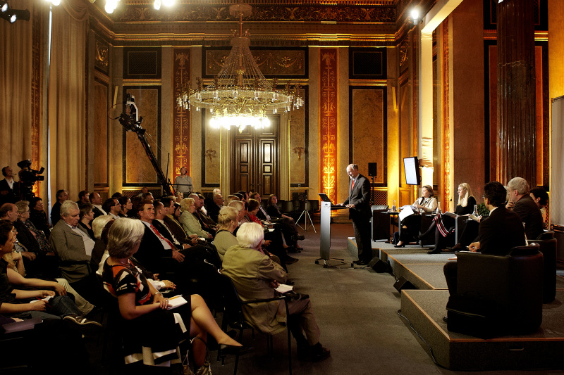 Podium v.li.: Wolfgang Lutz - Direktor des Wiener Instituts für Demografie, Österreichische Akademie der Wissenschaften, Anneliese Kitzmüller -Nationalratsabgeordnete, Elisabeth Hakel - Nationalratsabgeordnete, Moderatorin Anneliese Rohrer - Journalistin, Gabriele Tamandl - Nationalratsabgeordnete, Karl Öllinger - Nationalratsabgeordneter und Ing. Rober Lugar - Nationaratsabgeordneter