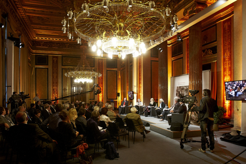 Podium v.li.: Wolfgang Lutz - Direktor des Wiener Instituts für Demografie, Österreichische Akademie der Wissenschaften, Anneliese Kitzmüller -Nationalratsabgeordnete, Elisabeth Hakel - Nationalratsabgeordnete, Moderatorin Anneliese Rohrer - Journalistin, Gabriele Tamandl - Nationalratsabgeordnete, Karl Öllinger - Nationalratsabgeordneter und Ing. Rober Lugar - Nationaratsabgeordneter