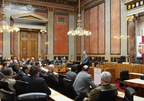 Gottfried Kneifel - Präsident des Bundesrates und den Veranstaltungsteilnehmern im Sitzungssaal des Bundesrates