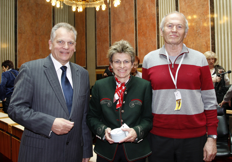 Gottfried Kneifel - Praesident des Bundesrates (li) und VeranstaltungsteilnehmerInnen