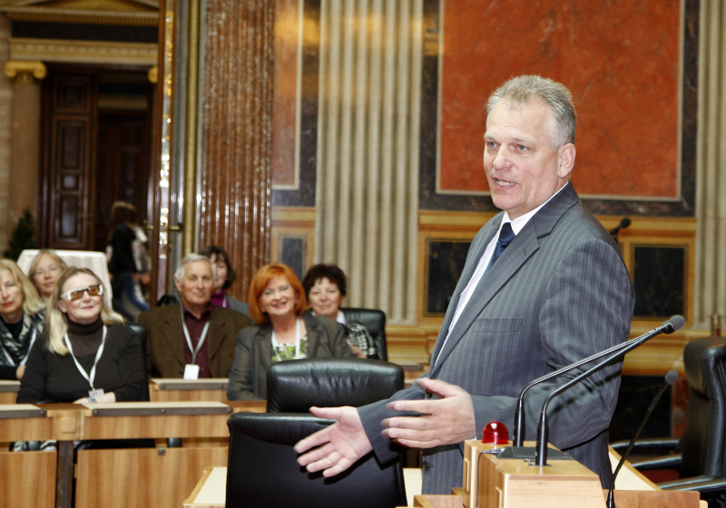 Gottfried Kneifel - Praesident des Bundesrates (re) und VeranstaltungsteilnehmerInnen