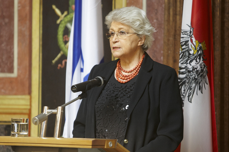 Prof.in Angelica Bäumer - Kunstprofessorin am Rednerpult