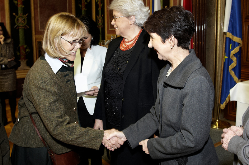 v.li.: Maria Hettegger - Nichte von Pfarrer Linsinger wird von Nationalratspräsidentin Mag.a Barbara Prammer begrüßt