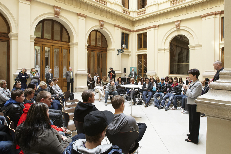 Andreas Baumgartner - Moderator und Nationalratspräsidentin Mag.a Barbara Prammer mit den teilnehmenden Jugendlichen des Projekts von der BHAK Feldkirchen, HLA für Mode und Kunst Wien sowie mit Lehrlingen der ÖBB und der VOEST.