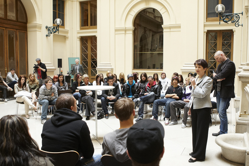 Andreas Baumgartner - Moderator und Nationalratspräsidentin Mag.a Barbara Prammer mit den teilnehmenden Jugendlichen des Projekts von der BHAK Feldkirchen, HLA für Mode und Kunst Wien sowie mit Lehrlingen der ÖBB und der VOEST.